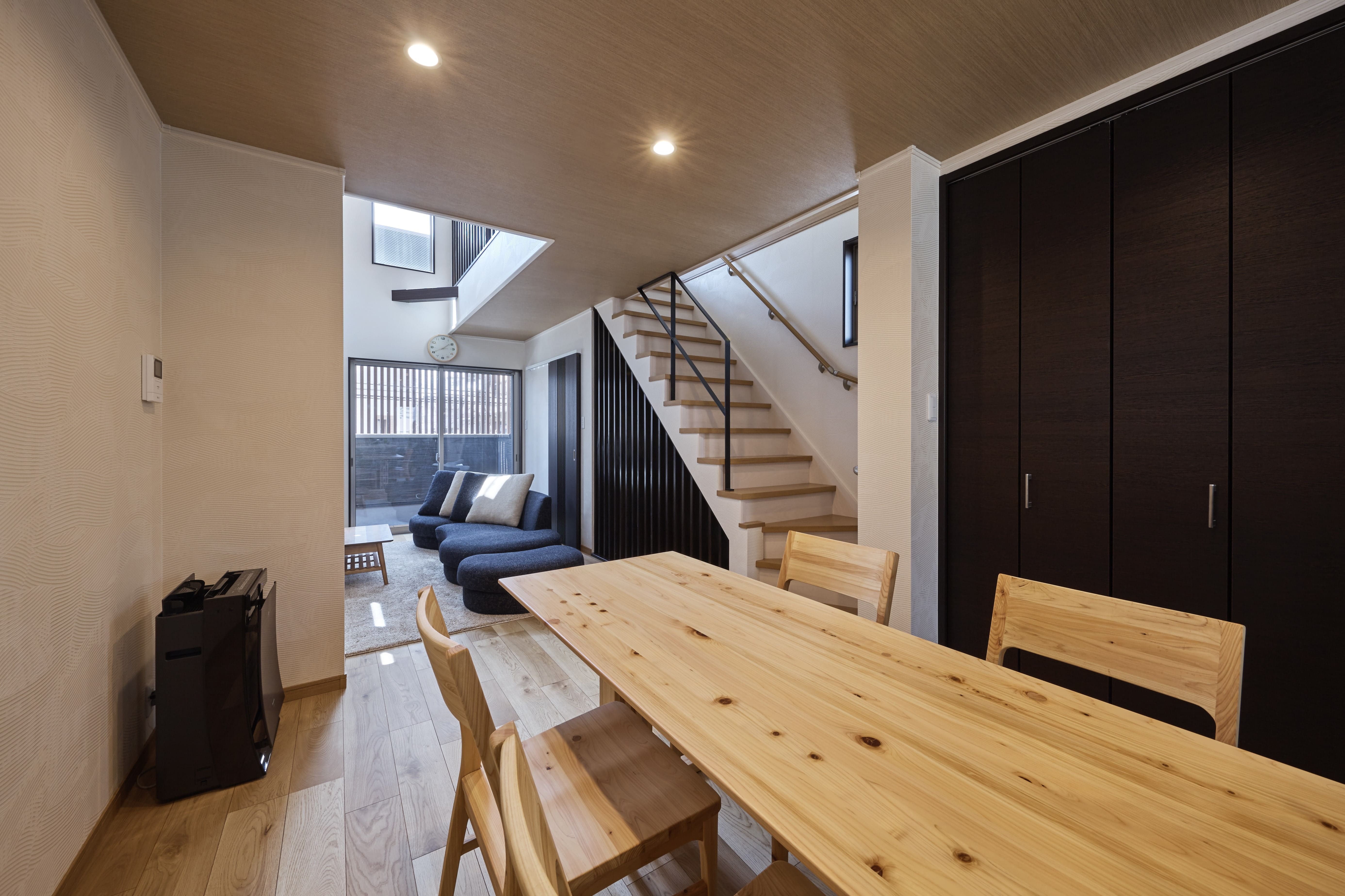 吹き抜けが開放的な3階建ての家4